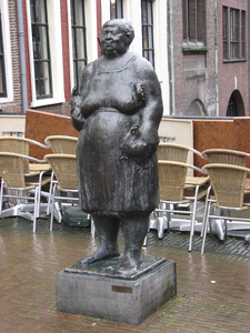 905487 Afbeelding van het bronzen beeldhouwwerk 'Marktvrouwtje', gemaakt door de Utrechtse beeldhouwer Theo van de ...